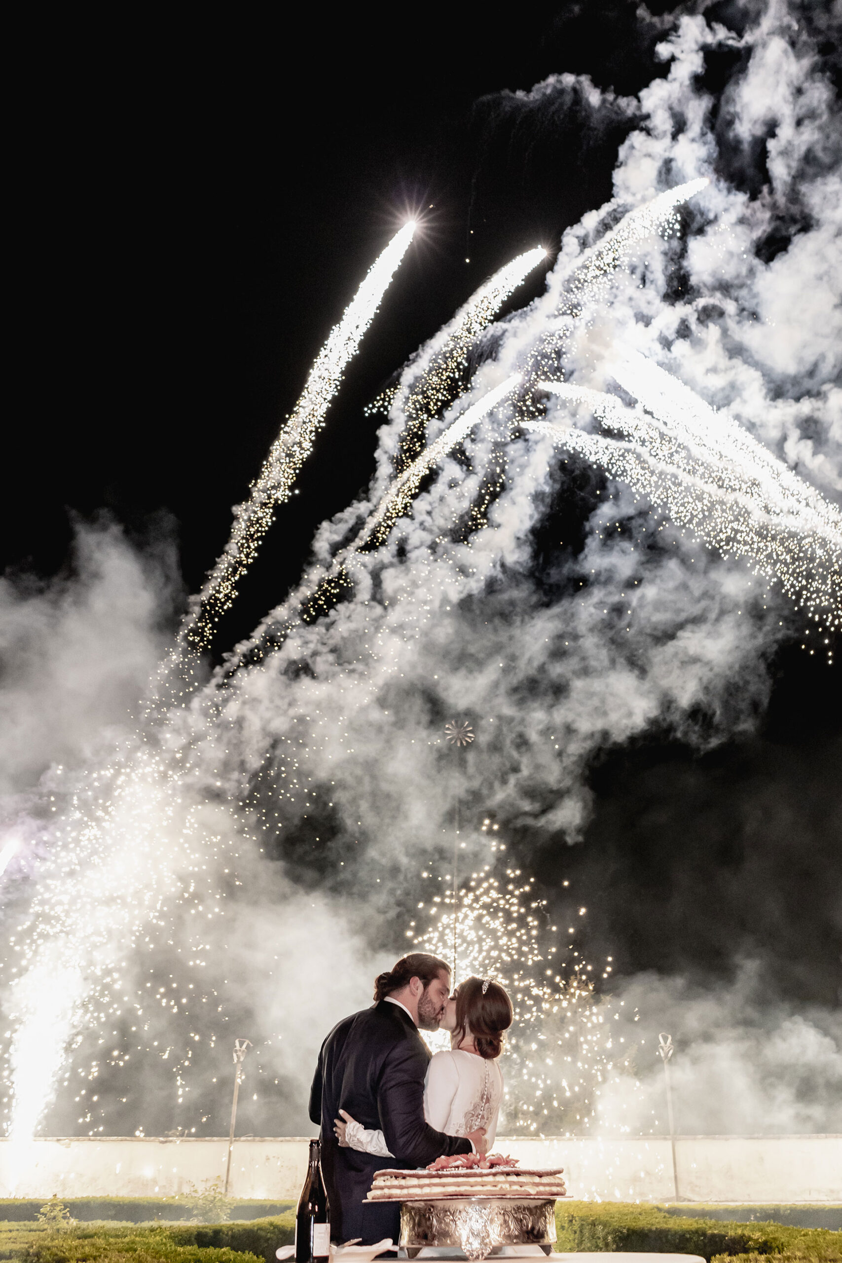 Kiss-under-the-Fireworks-Wedding-Tuscan-Villa-Florence