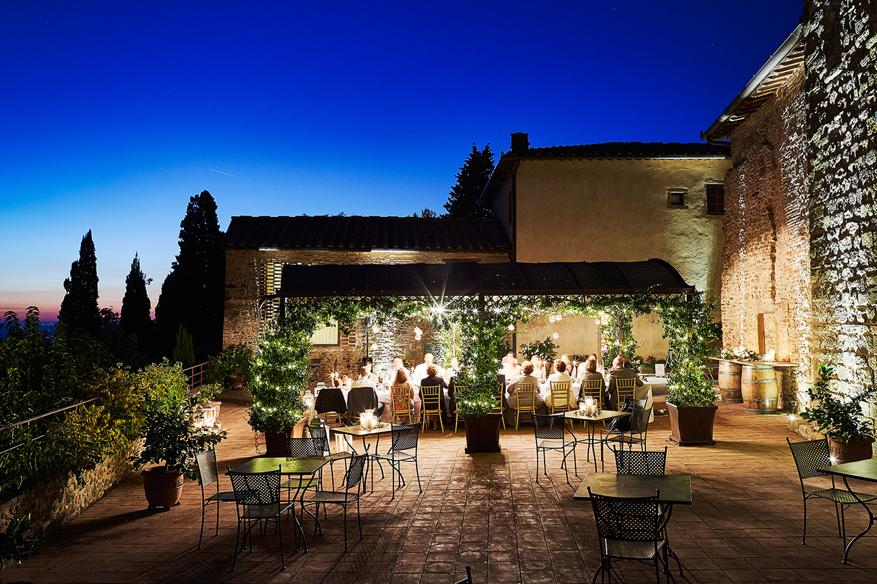 al fresco dinner tuscany