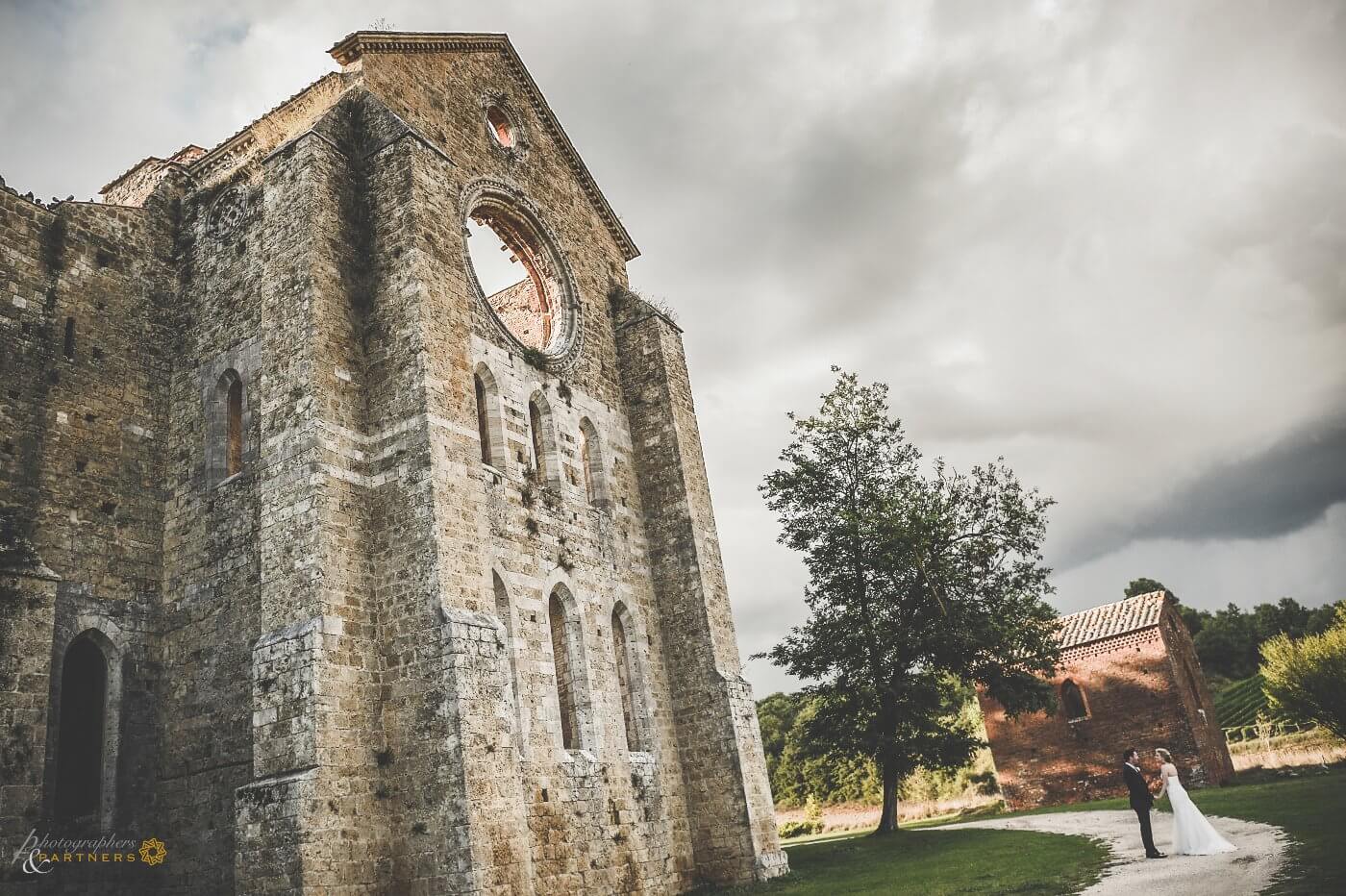 Amazing wedding photography San Galgano Abbey