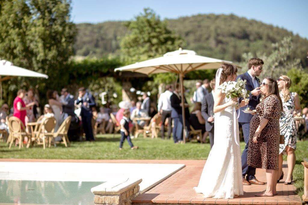 The spouses arrive at the cocktail party all around the swimming pool at Fonte de Medici