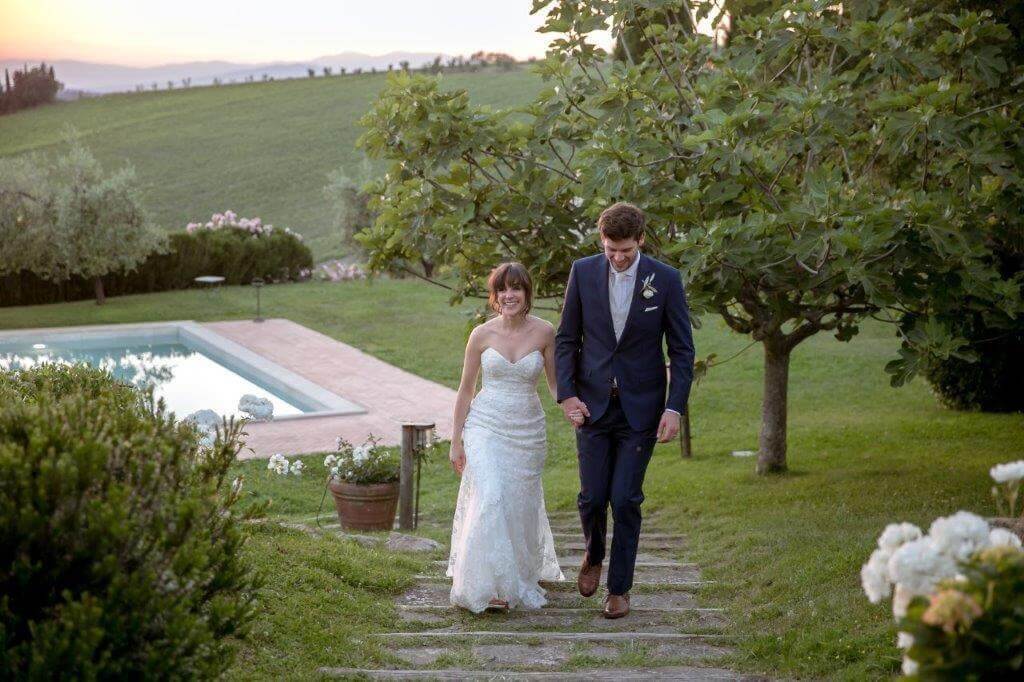 The newlyweds walk trough Fonte de Medici