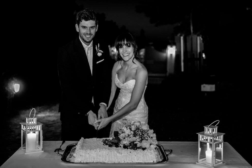 Caroline & Richard cutting the cake