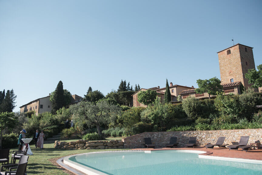 The newlyweds arrive to Borgo Petrognano