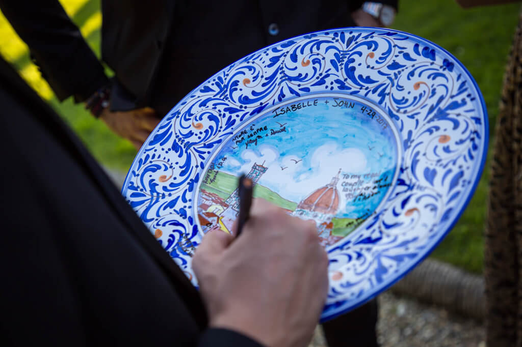 An artisan realizes hand-painted dishes as a souvenir of marriage
