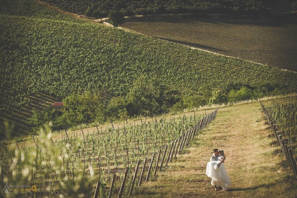 Emma & Edwar kiss in the vineyard