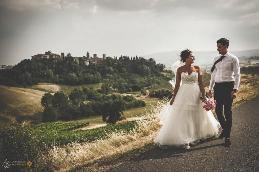 Hollie & Dean walk through the tuscan country