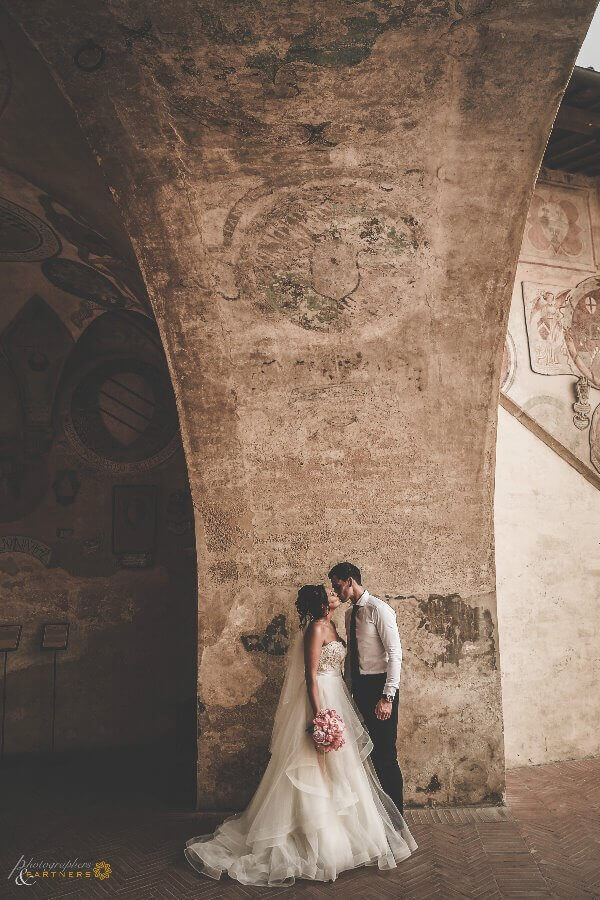 Hollie & Dean have a romantic kiss in the Certaldo town hall