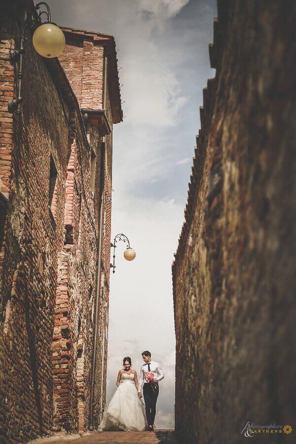 Hollie & Dean walk through the streets of Certaldo