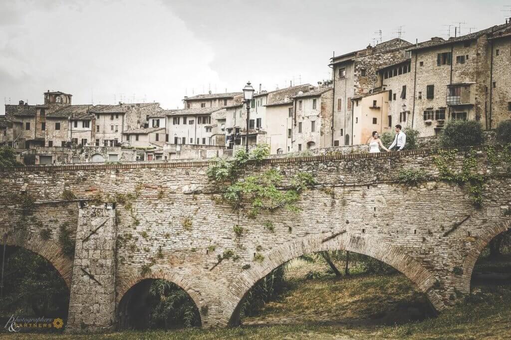 Hollie & Dean enjoy a walk through the medieval town of Certaldo