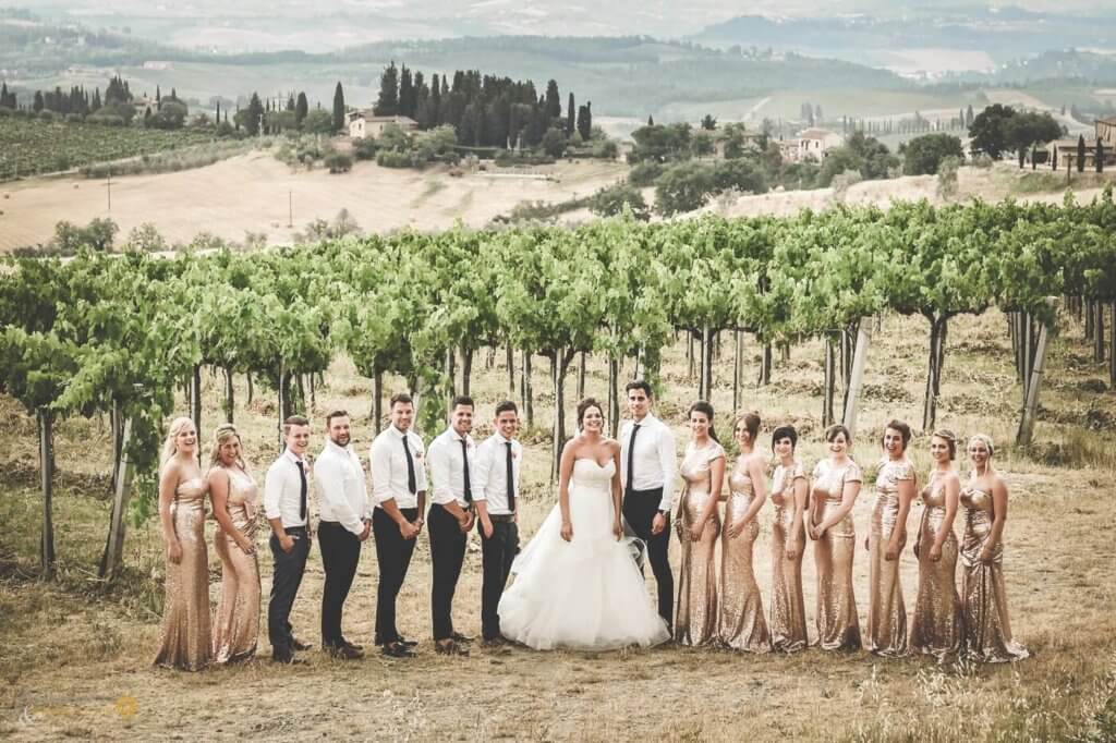 The newlyweds make a photo with their bridesmaids and groomsmen after the ceremony