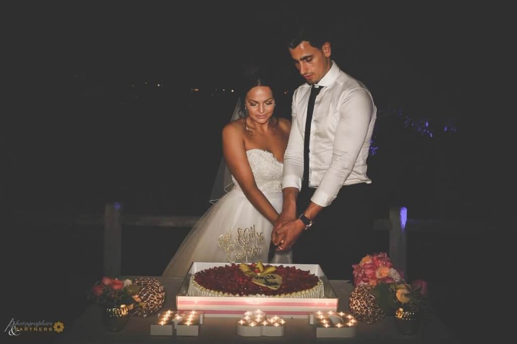 Hollie & Dean cut the cake during the reception