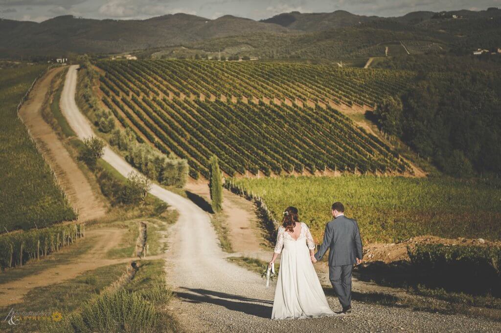 Amy & Elliot walk through the tuscan country