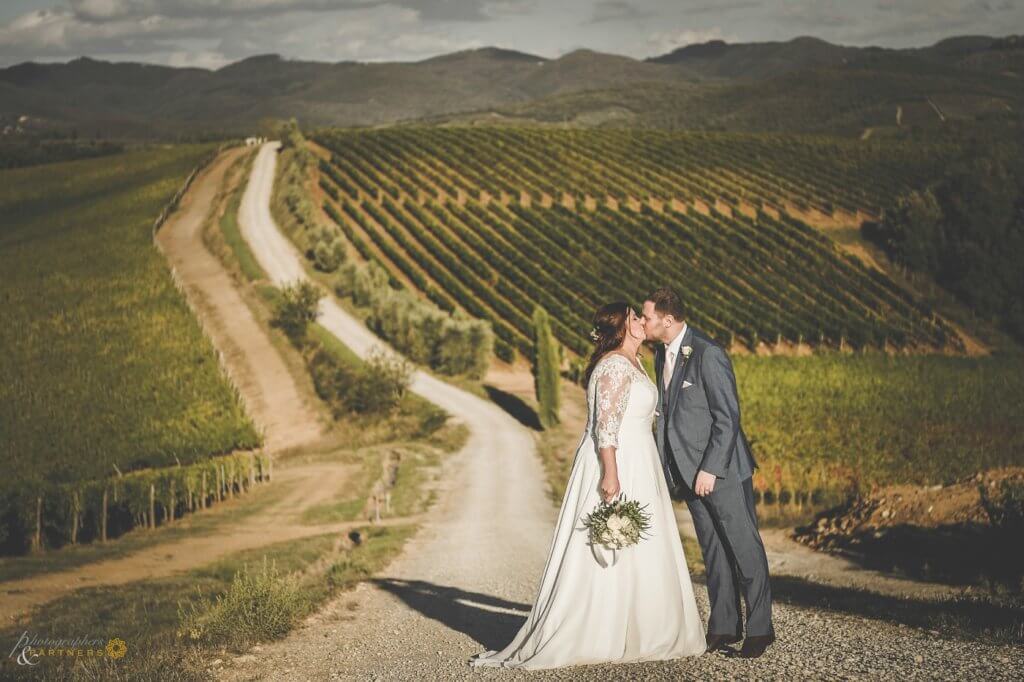 Amy & Elliot kiss in the vineyard