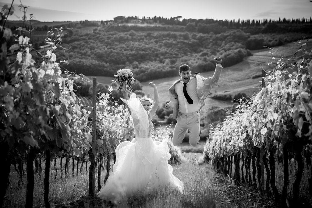 Lauren & Ben have fun in the vineyard