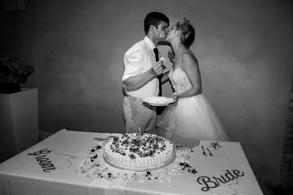 Lauren & Ben kiss after cutting the cake