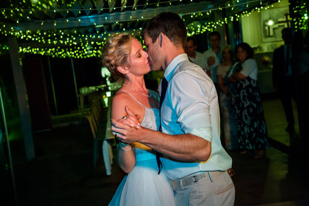 Lauren & Ben have a romantic first dance