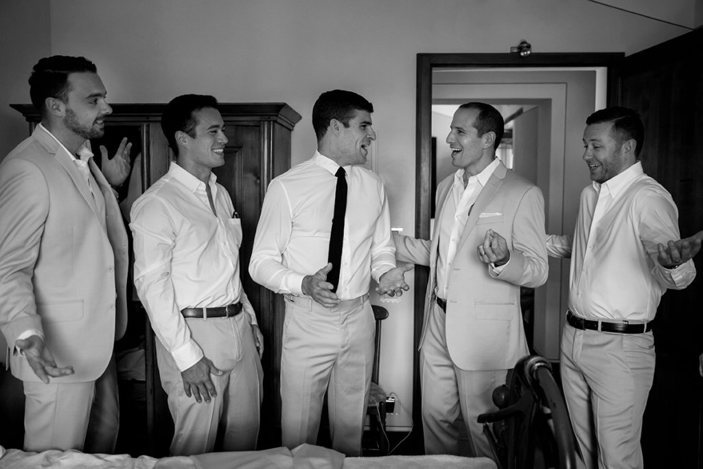 The groom have fun with groomsmen