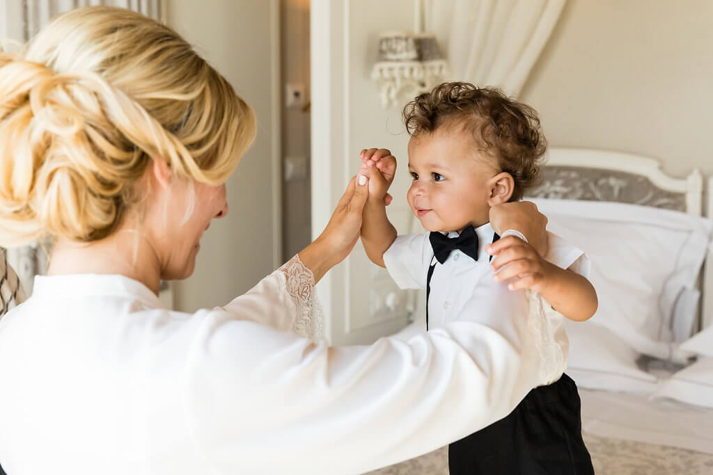 Kristina play with her baby before the ceremony