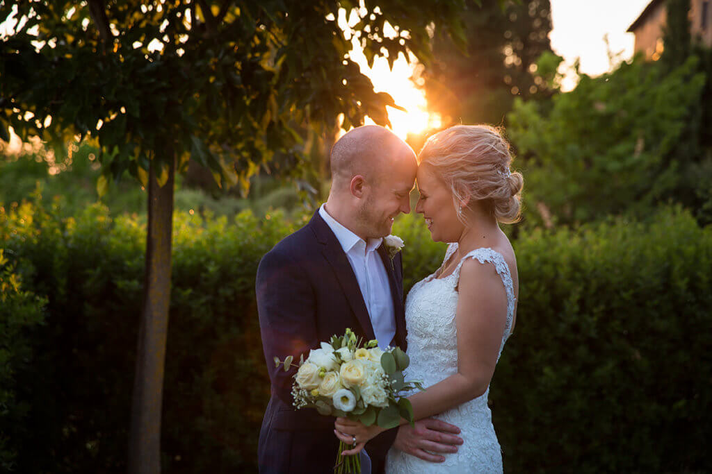 Helen & John kiss in the garden