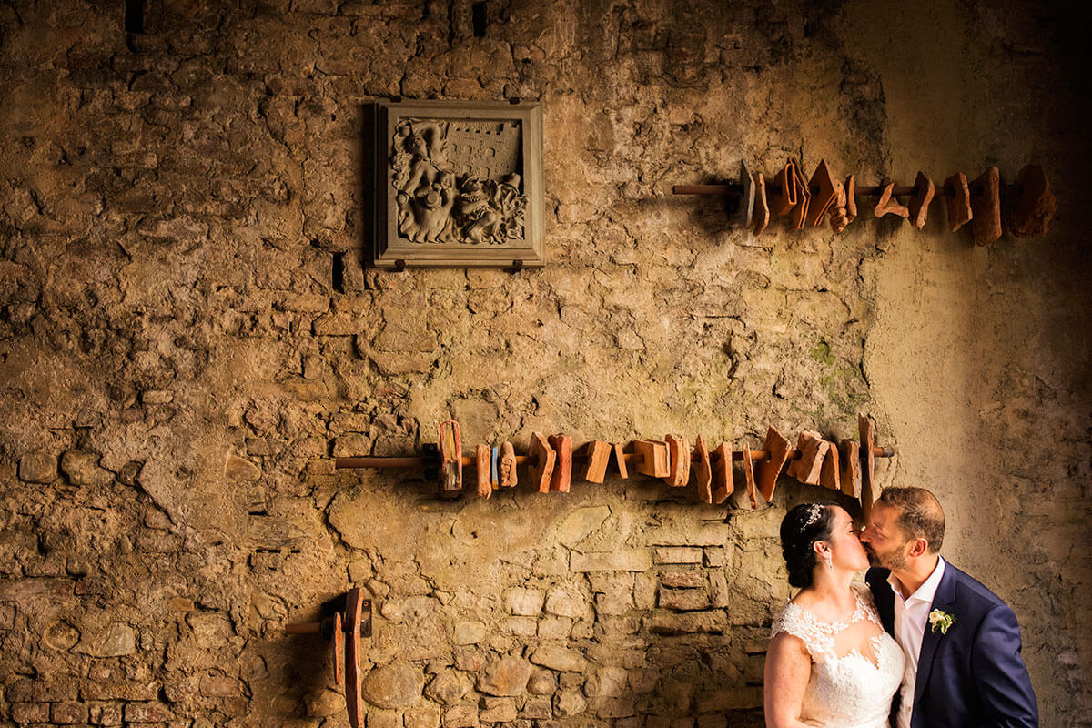 Anya & James kiss in the Pretorian Palace